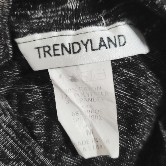 Cold Shoulder knit top trendyland - Picture 3 of 3